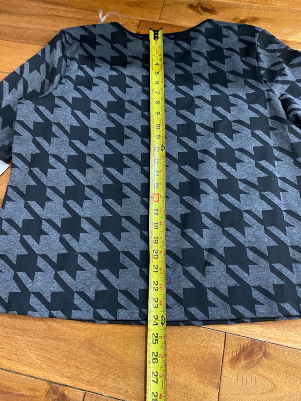Liz Claiborne Black and Gray Houndstooth Short Sleeve Top - Picture 7 of 7